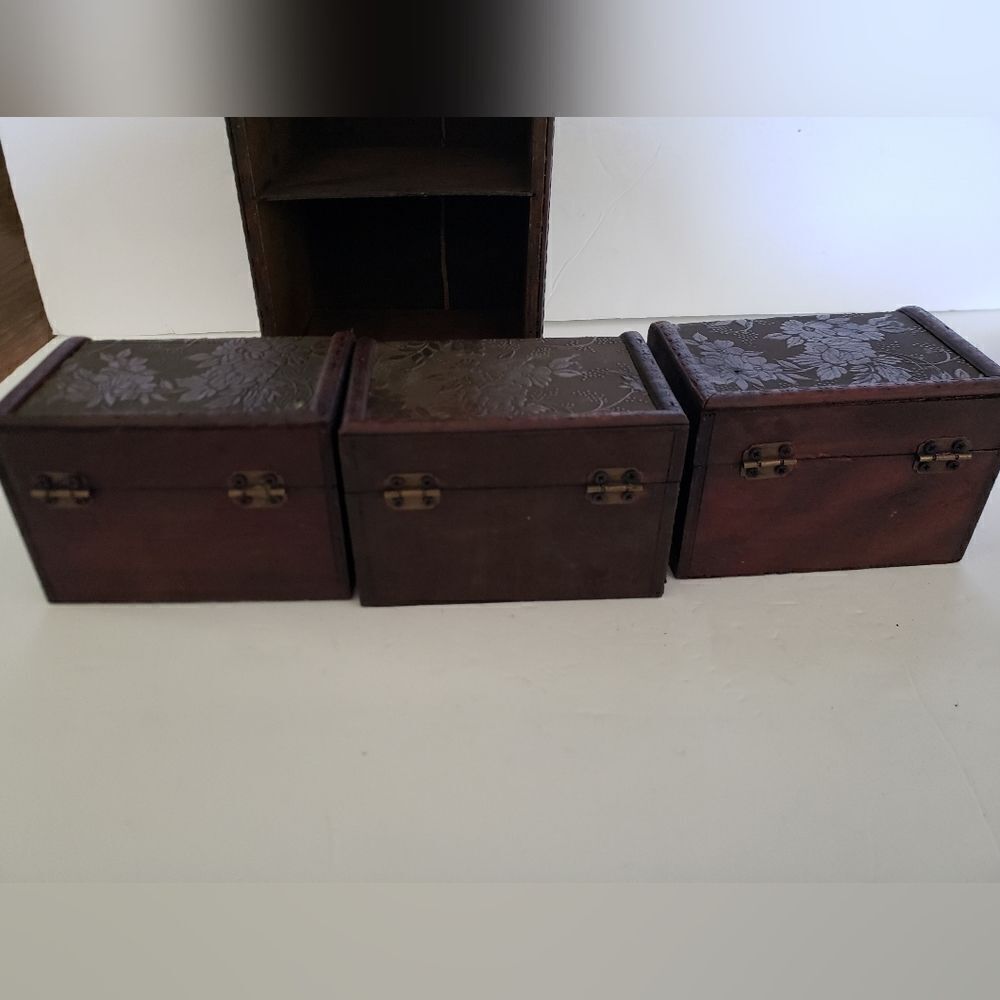 Shelf of Trunks   - Picture 12 of 14